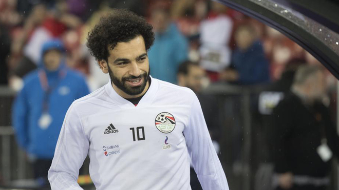 Liverpool remonta con gol de Salah y mete presión al United