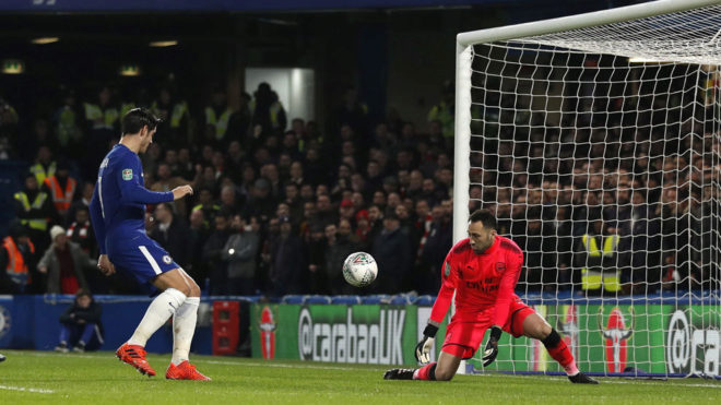 Ospina detiene un balón ante la mirada de Morata del Chelsea