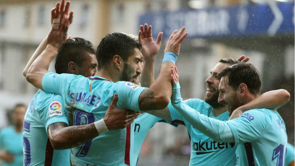 Los jugadores del Barcelona celebran el gol de Suárez