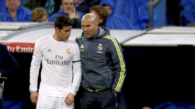 Zidane da instrucciones a James durante un partido con el Real Madrid