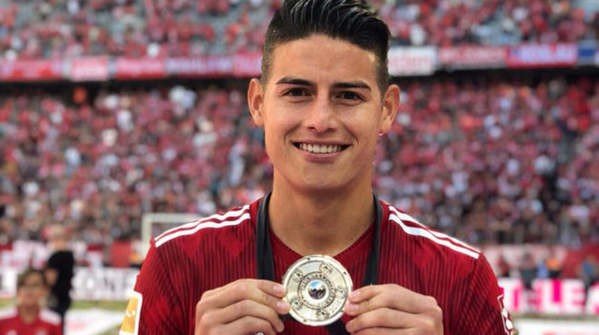James luce orgulloso su medalla como campeÃ³n de la Bundesliga