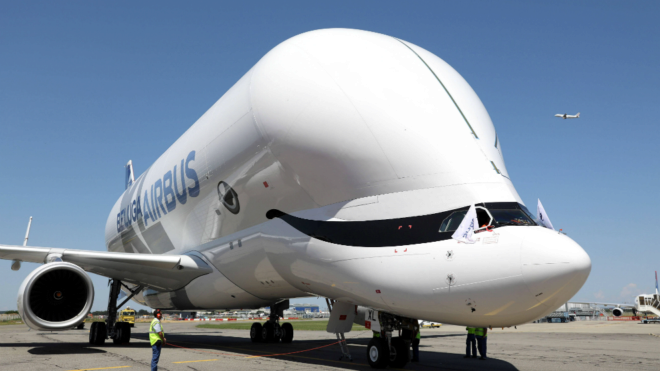 El Airbus Beluga XL, uno de los aviones más grandes del mundo, ya vuela