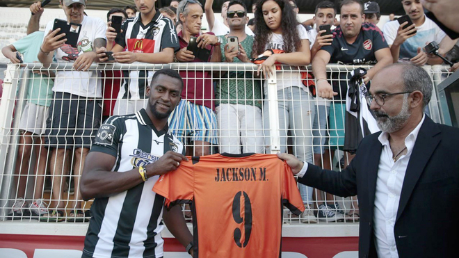 Jackson Martínez posa con la camiseta de su nuevo club