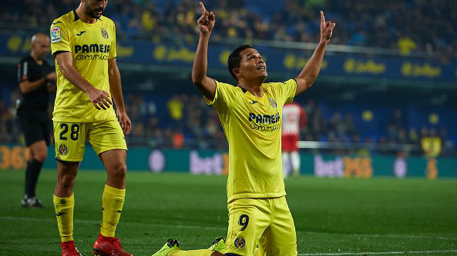 Carlos Bacca festeja un tanto con la camiseta de Villarreal.