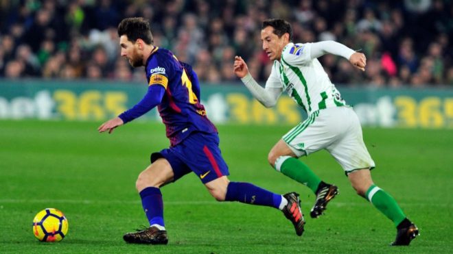 Guardado persigue a Messi durante un partido