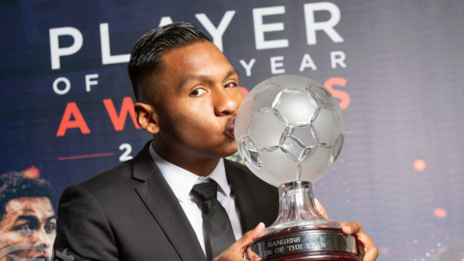 Alfredo Morelos besa el premio