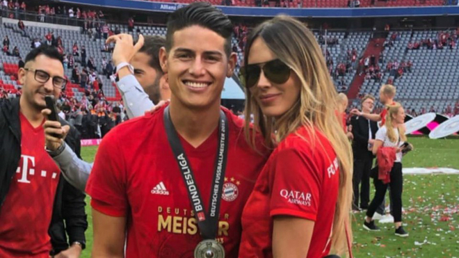 James RodrÃ­guez posa junto a su novia Shannon de Lima.