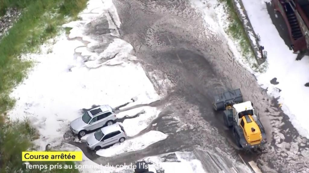 El quitanieves durante la etapa 19 del Tour.