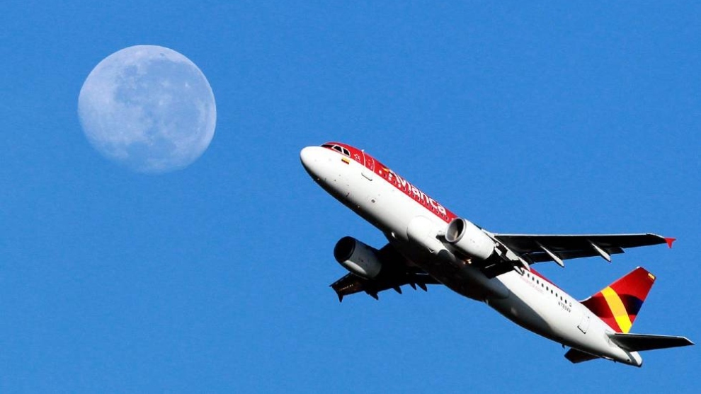 Avión de Avianca en vuelo.