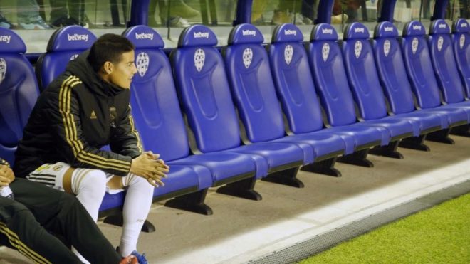 James, sentado solo en el banquillo, en el partido ante el Levante