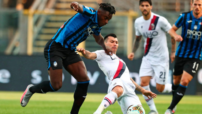 Duván intenta sacarse la marca del chileno Gary Medel.