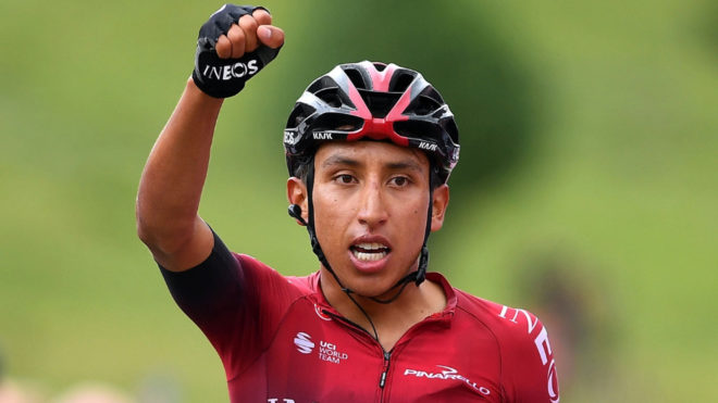 Egan Bernal levanta su puño durante una etapa de La Route...