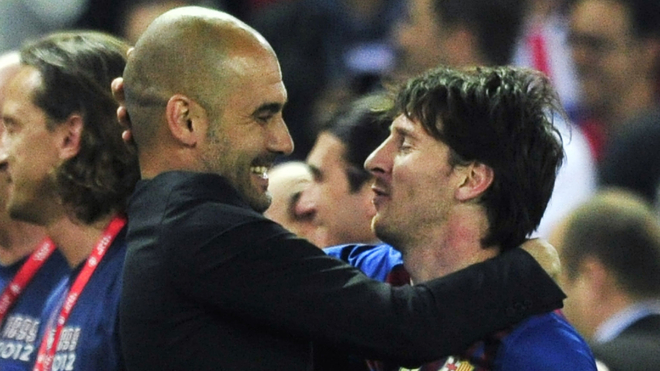 Guardiola se abraza con Leo Messi.