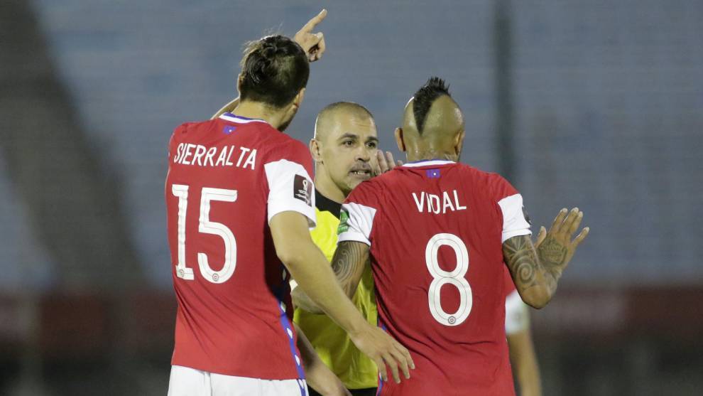 Chile Estalla Contra El Arbitro Eber Aquino Nos Perjudico Y No Fue Accidental Marca Claro Colombia