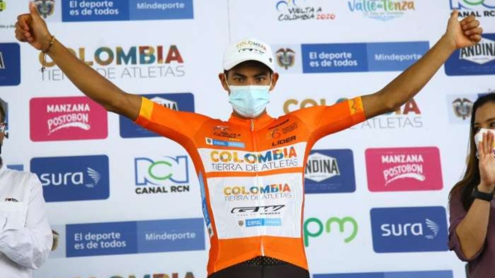 Diego Camargo, celebra el título de campeón en la Vuelta a Colombia...