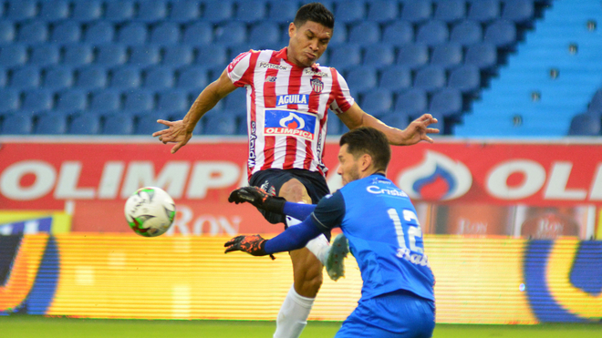 Teófilo Gutiérrez disputa el balón con Gerardo Ortiz.