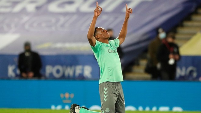 Yerry Mina retoma su nivel en Everton.