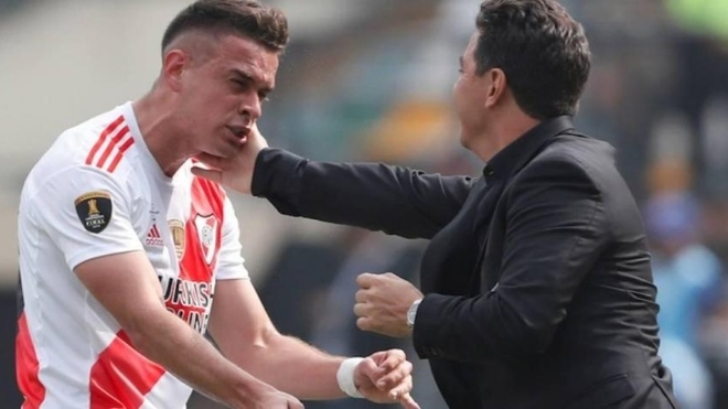 Rafael Santos Borré, celebrando con Marcelo Gallardo.
