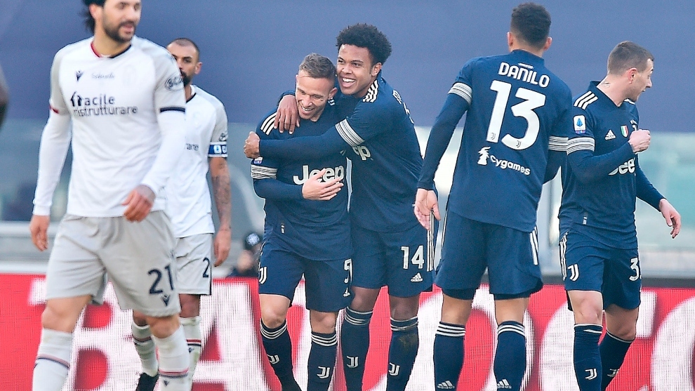 Eñ abrazo entre los goleadores de la tarde en Italia.