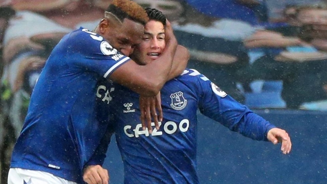 Yerry Mina y James Rodríguez, celebrando un gol del Everton.