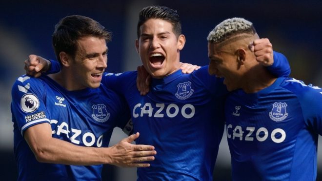 Coleman y Richarlison felicitan a James tras marcar un gol con el...