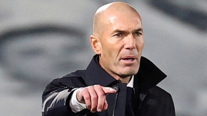 Zidane da una indicación durante un partido del Real Madrid.