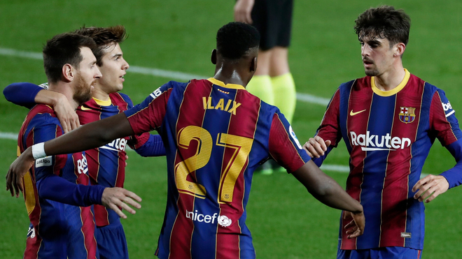Los jugadores del Barcelona celebran un tanto.