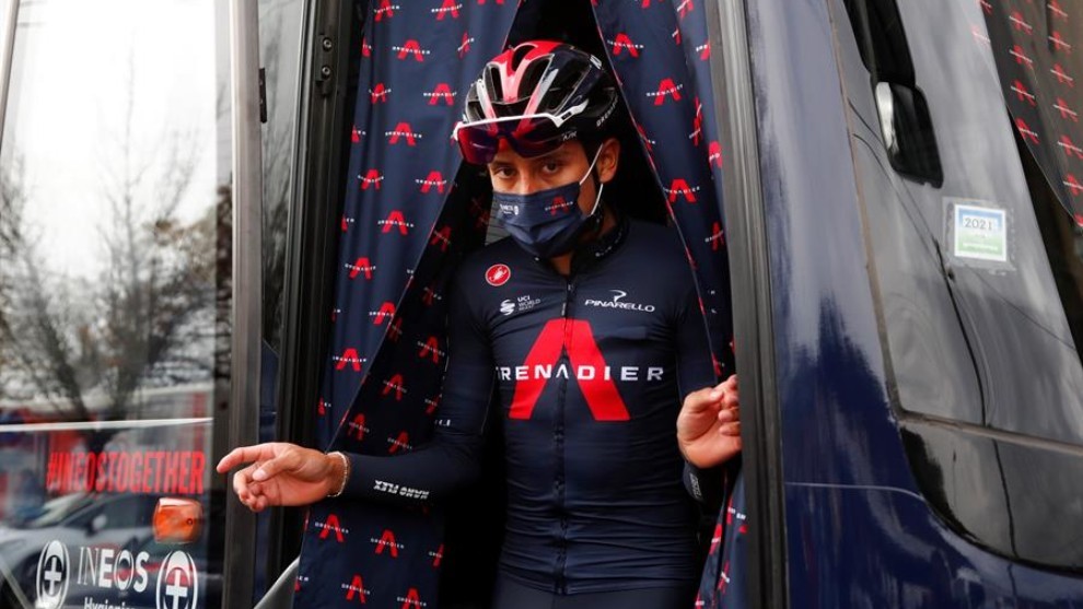 Egan Bernal sale del bus del Ineos