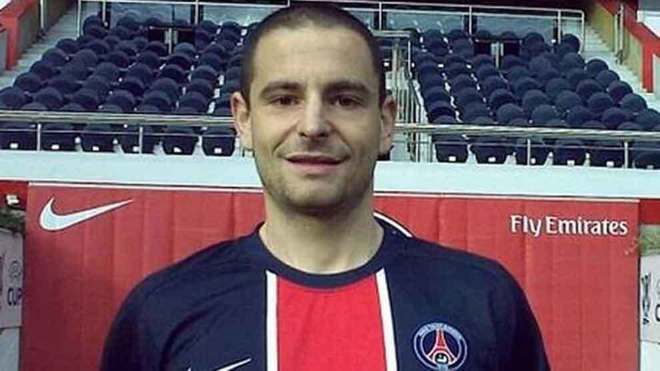 Greg Akcelrod posa con la camiseta del PSG en el Parque de los...