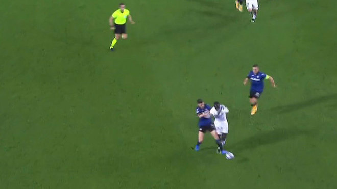 Freuler derriba a Mendy y el árbitro acabo sacando roja al alemán...
