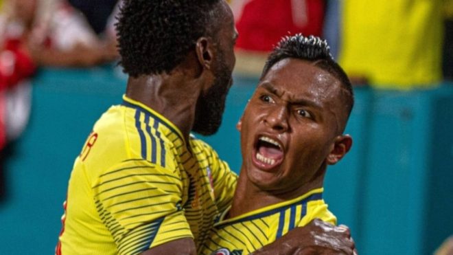 Morelos festeja un gol con la camiseta de la Selección Colombia.
