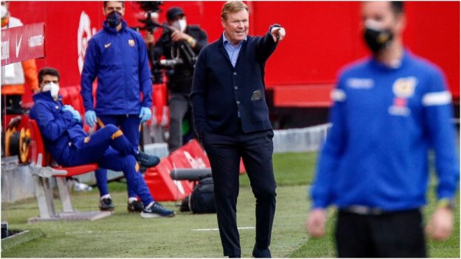 Koeman da indicaciones durante un partido.