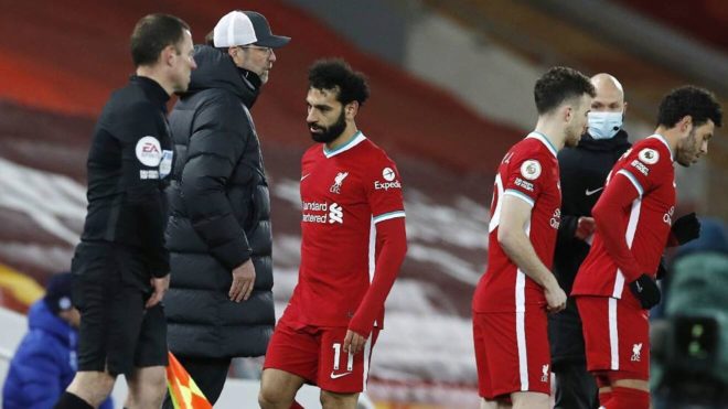 Salah, en el momento de ser sustituído por Klopp ante el Chelsea