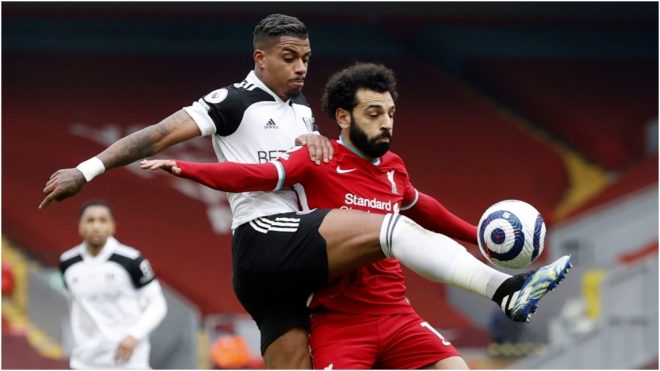 Lemina, autor del único gol, disputa una pelota con Salah.