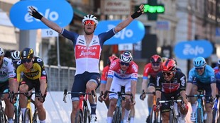 Jesper Stuyven levanta los brazos en la meta de la Milán San Remo