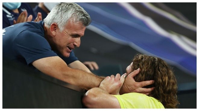 Apóstolos, padre de Stefanos Tsitsipas, agarra por la cara a su hijo