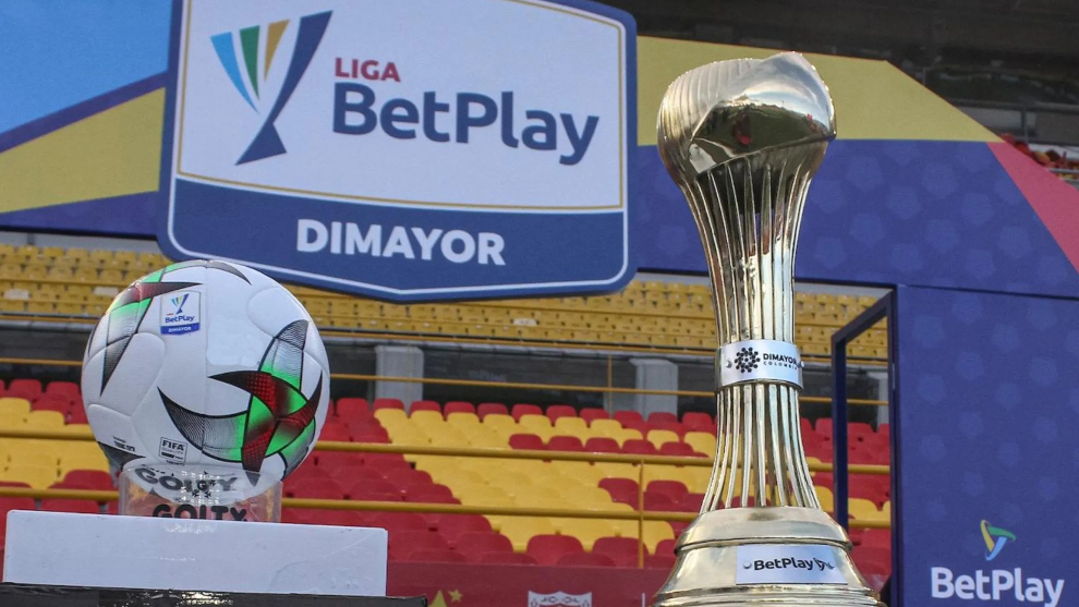 Balón y trofeo de la Liga BetP,ay Dimayor.