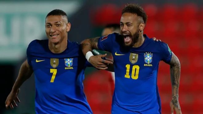 Neymar celebrando el primer tanto ante Paraguay con Richarlison.