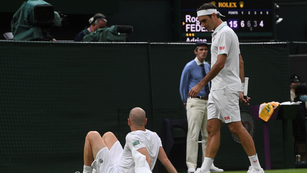 Federer observa a Mannarino en el suelo.