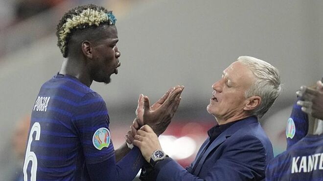 Pogba discusses with Deschamps in the duel against Switzerland