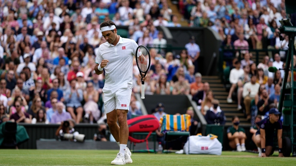 Roger Federer y el público de fondo en Wimbledon