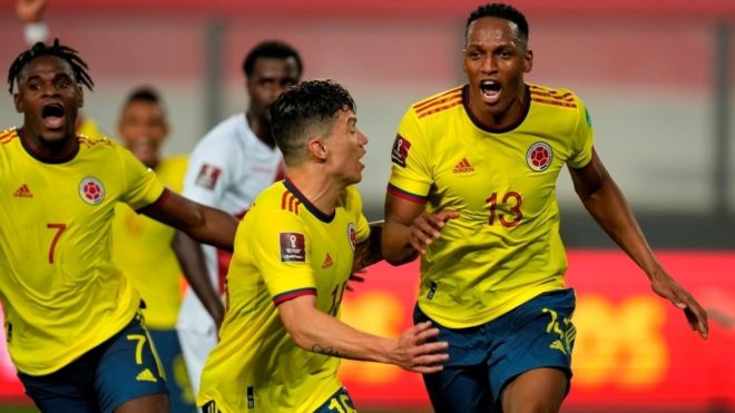 Yerry Mina celebra un gol con Colombia