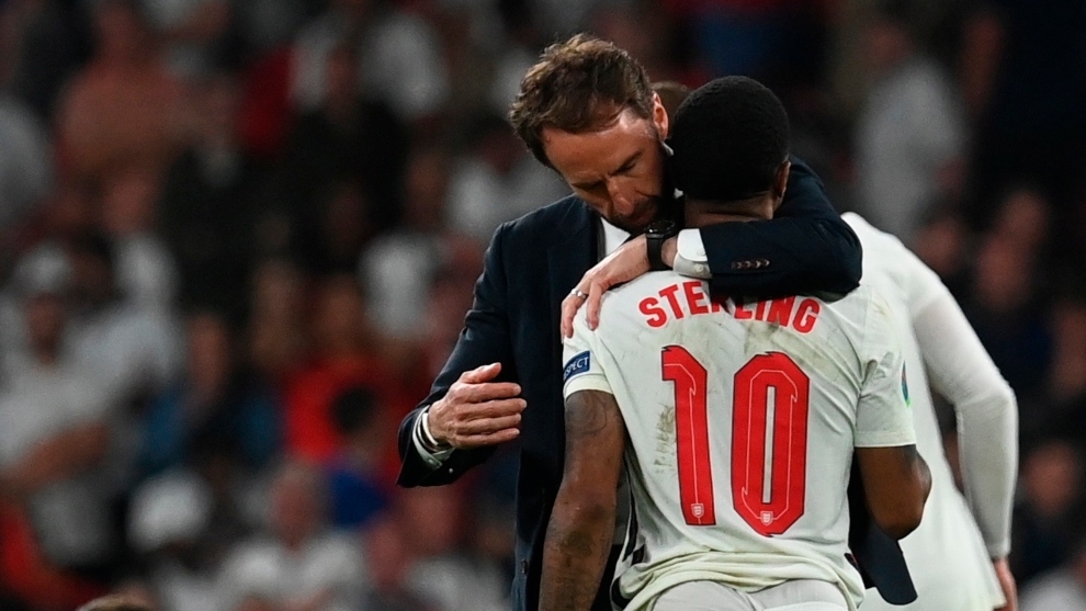 Sterling es consolado por su entrenador tras perder la final ante...
