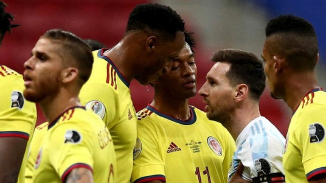 Un cara-cara entre Yerry y Messi en el juego de Copa América 2021.