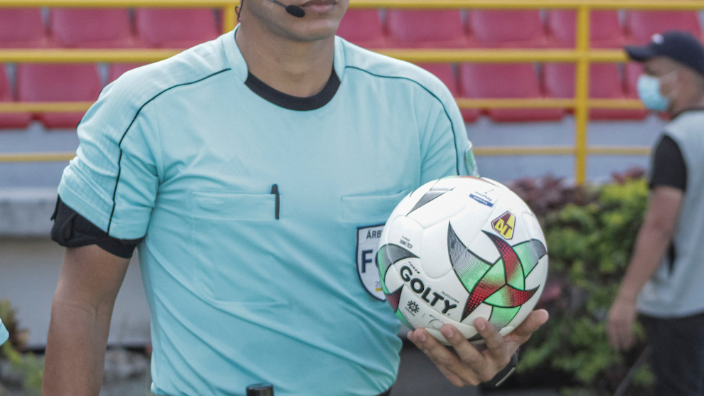 Balón de la Liga BetPlay Dimayor, en mano de un árbitro.