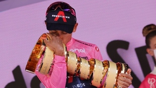 Egan Bernal (24) con la copa del Giro de Italia.