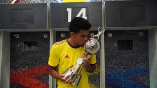 Luis Díaz besa el trofeo de goleador de la Copa América que comparte...