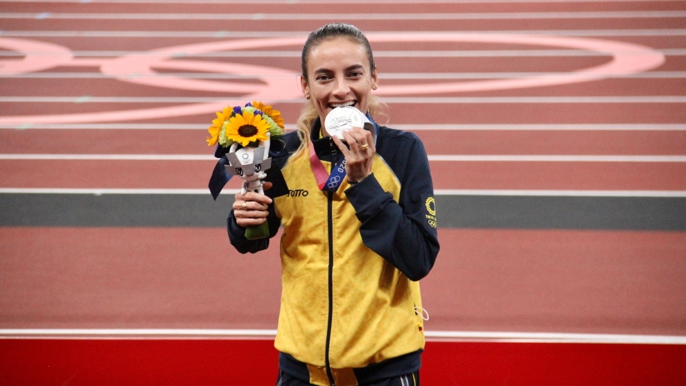 Lorena Arenas con su medalla de plata.