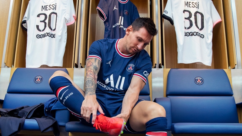 Leo Messi (34) se cambia en el vestuario del PSG el día de su...