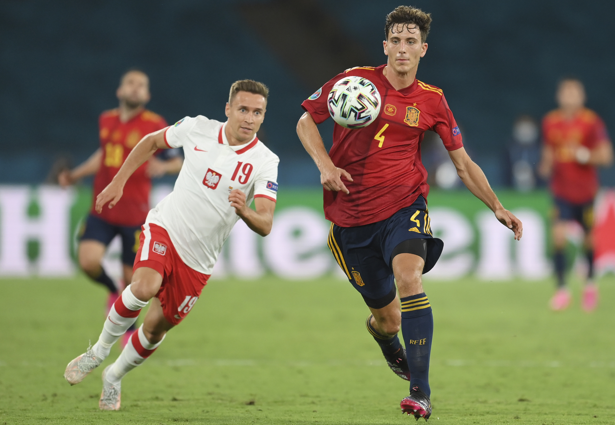 Spanje <HIT>Pau</HIT> <HIT>  Torres </HIT>, right, fight for the ball with Polands Przemyslaw Frankowski during the Euro 2020 soccer championship group E match between Spain and Poland at La Cartuja Stadium in Seville, Spain, Saturday 19 June 2021. (David Ramos / Pool via AP)”/>Pau Torres (24) controls the ball against an opponent in a Euro 2020 / AP match</figure>
<p>And it is as published today, <strong>the last goal of the London club would be the Spanish defender Pau Torres</strong>, of the <strong>Villarreal</strong>.  As already happens in the operation of the <strong>Cuti Romero</strong>, the <strong>first offer </strong>offered by the London entity would be <strong>50 million euros</strong>.  A first attempt that would have been all <strong>reject</strong> both for the Spanish club and for the player himself, who is only considering leaving his current team to move to a ‘top’ team.</p>
<p>If the operation were to be completed, <strong>Tottenham would have invested around 110 million euros</strong> at the signing of two players playing in the same position as <strong>Davinson</strong>, which can be interpreted as a message for <strong>leave the club</strong> or at least to confirm that your future in the <strong>replacement bank</strong>.  So many <strong>Romero</strong> What <strong>Torres</strong> they are two players<strong> youth</strong> -23 years the Argentine and 24 the Spanish-, who are used to competing <strong>maximum level </strong>in two of the best leagues in the world, and what <strong>start in their national teams</strong>.</p>
<figure class=